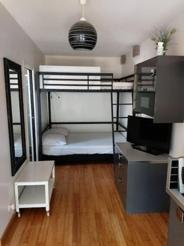 STUDIO LUXE 600M PLAGE AVEC SPA POUR 4 PERS near La Taverne du Troll a Agde