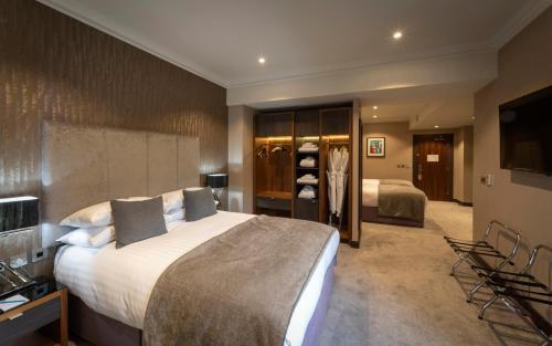 1 queen bed, 2 twin beds