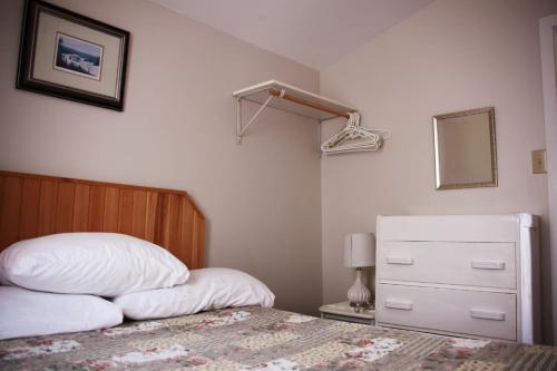 2 bedrooms, 3 beds