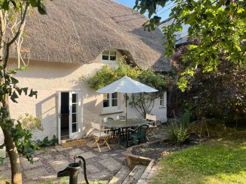 Beautiful Character Thatched Pet Friendly House in Enford