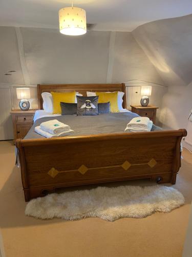 Beautiful Character Thatched Pet Friendly House in Enford