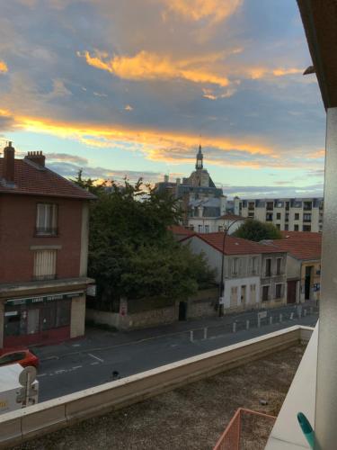 Appartement familial spacieux, lumineux, équipé et disposant d'un balcon.