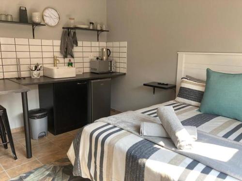 Excellently located close to N1, Free WIFI, SMART TV, Easy Self Check in, Modern and many RESTAURANTS on premises, Bloemfontein