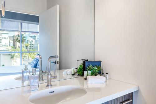 Heaven on Hollywood Furnished Apartments - image 10
