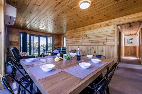 The Boathouse - Freycinet Holiday Houses