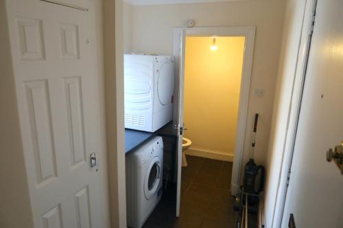 Large 80 sqm Corporate Duplex 3 Min Walk to Train Free Parking 2 Pro Dryers Dishwasher and WiFi 2