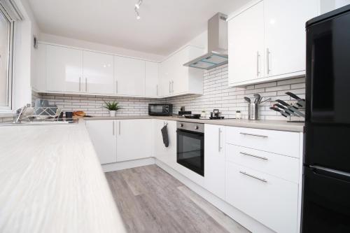 keuken, 100m² 3 slaapkamer, 1 privé badkamer Vrijstaande woning in Sandfields East (Borough House by SSW- Sleeps 7) in Aberavon