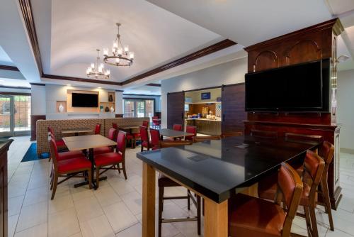 อาหารและเครื่องดื่ม, Holiday Inn Express State College at Williamsburg Square By IHG in สเตดคอลเลจ (PA)