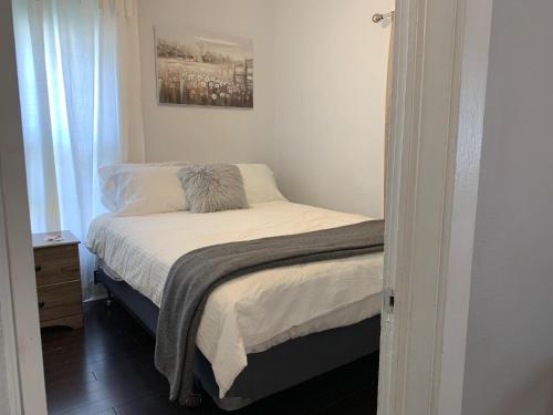 The Cottage! Chic Bungalow near Old Town Square! - image 6