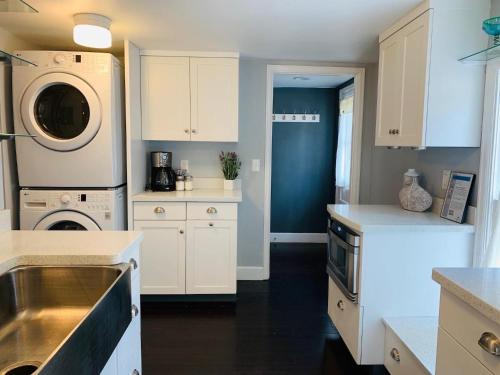 The Cottage! Chic Bungalow near Old Town Square! - image 11