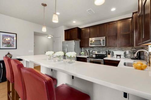 Modern Townhome Steps from the Brewery District! in Fort Collins, USA