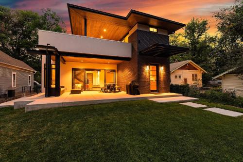 Relaxing in Paradise with Private Rooftop Deck! in Fort Collins, USA