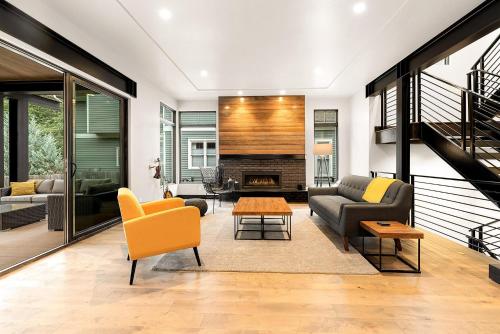 Relaxing in Paradise with Private Rooftop Deck! in Fort Collins, USA