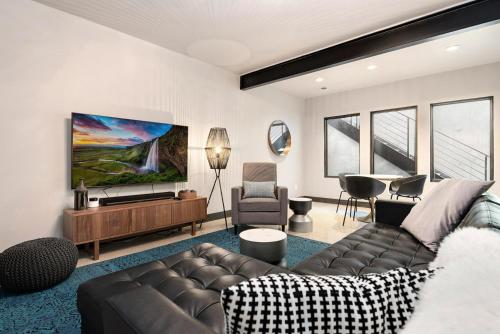 Relaxing in Paradise w Private Roof Top Deck!! - image 3