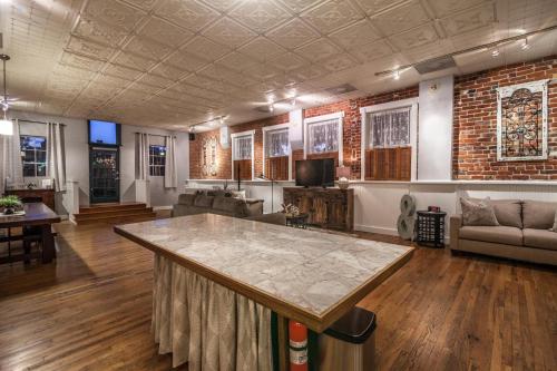 FireHouse Alley Elegant Loft-Style Retreat - image 9