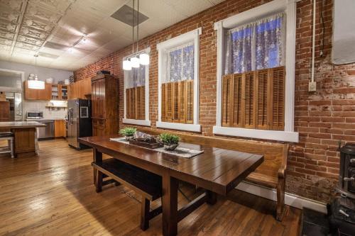FireHouse Alley Elegant Loft-Style Retreat - image 13