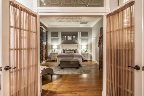 FireHouse Alley Elegant Loft-Style Retreat - image 6