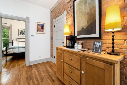 Lola House! Cozy comfort Prime Old Town Location - image 12