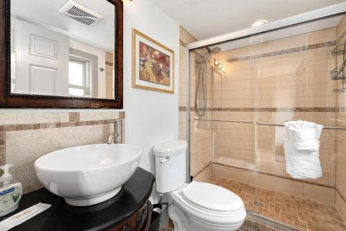 Lola House! Cozy comfort Prime Old Town Location - image 3
