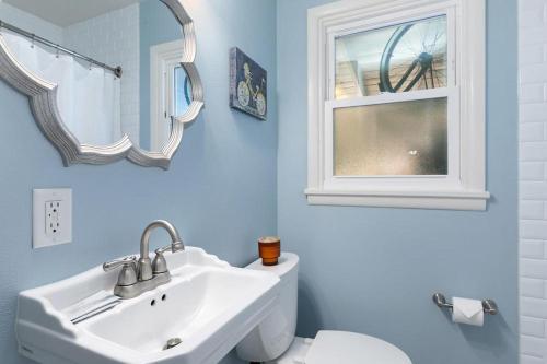 Fun & Funky Family-Friendly home near Old Town! - image 7
