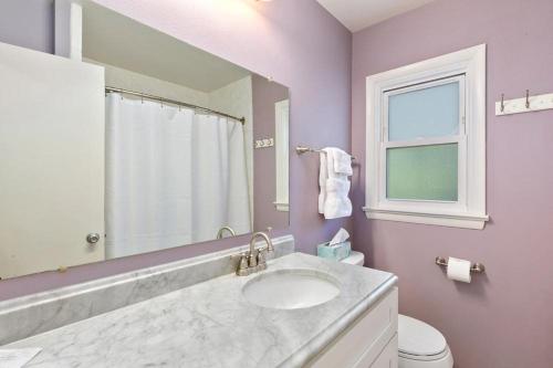 Fun & Funky Family-Friendly home near Old Town! - image 10