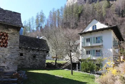 Camera in Casa Eva in Brione, Schweiz