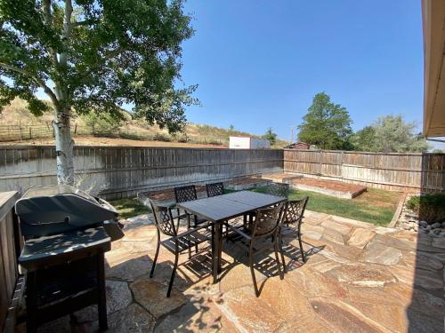 Hidden Valley Retreat - Foothill Views, Large Yard!