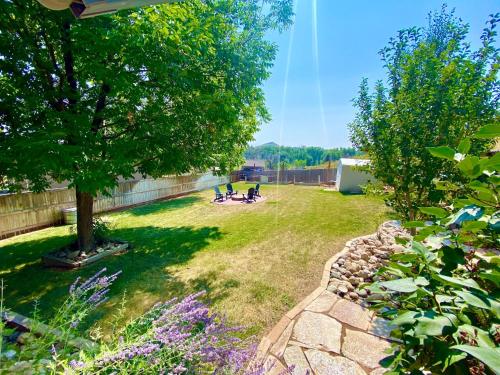 Hidden Valley Retreat - Foothill Views, Large Yard!