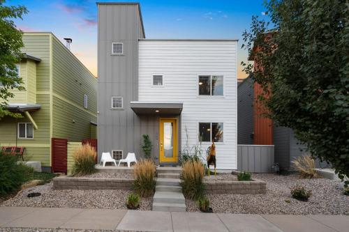 Sleek Home near Old Town with Rooftop Hot Tub & Mtn Views in Fort Collins, USA