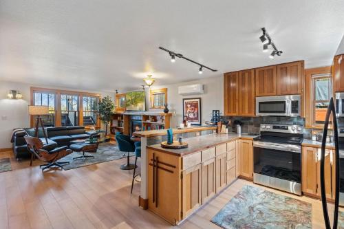 Sleek Condo - Near Park, Poudre River and Old Town in Fort Collins, USA