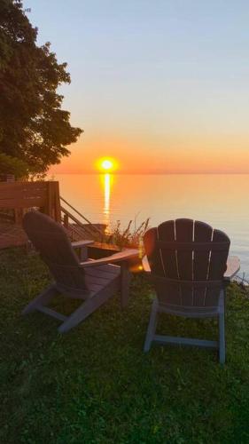 . Lakefront Cottage w/ Private Beach- Niagara