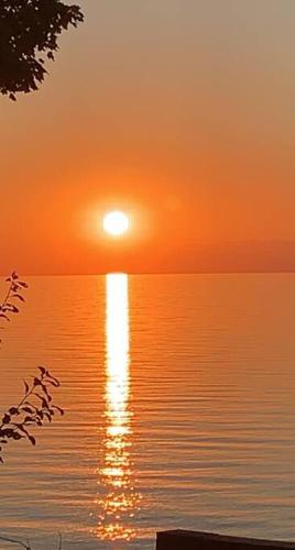 Lakefront Cottage w/ Private Beach- Niagara in Lewiston (NY)