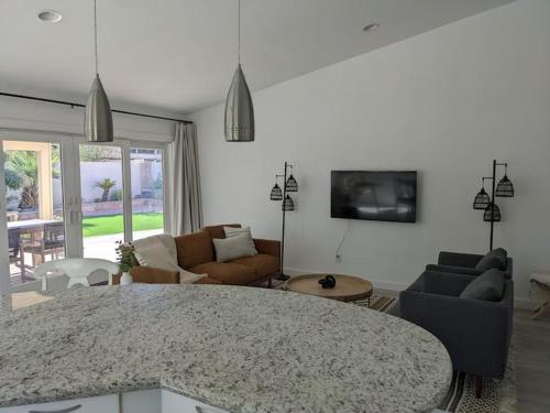 Heated Pool - Spacious, Cheerful Home 5br/3bath, Chandler (photo 5)
