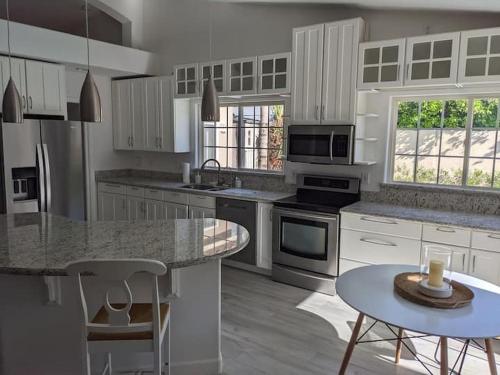 Heated Pool - Spacious, Cheerful Home 5br/3bath, Chandler (photo 4)