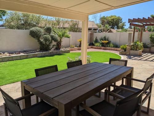 Heated Pool - Spacious, Cheerful Home 5br/3bath, Chandler (photo 9)
