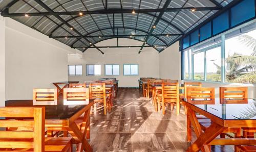 Restaurant, Treebo Pushpak Service Apartment in Manakunnam