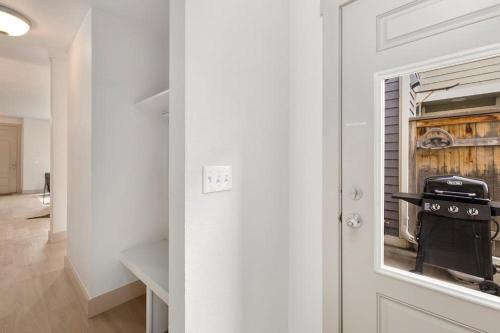 827 Heschel St Unit C - image 2