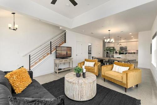 Gorgeous Townhome Steps from the Brewery District! in Fort Collins, USA