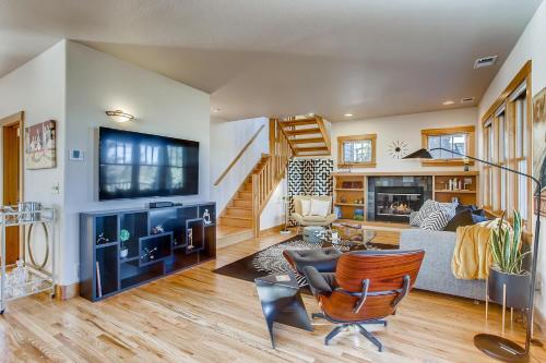 Brilliant Posh Home - Backs to Poudre River Trail! in Fort Collins, USA