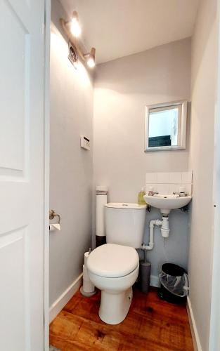 Bathroom, Lancaster House - Entire 4Bed House Serviced Accommodation Newcastle FREE WIFI & FREE 1 OFF STREET P in Newcastle Airport and Nearby