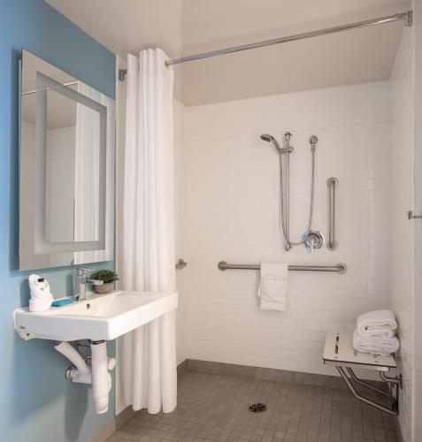 Standard King Room - Disability Access/Roll-In Shower