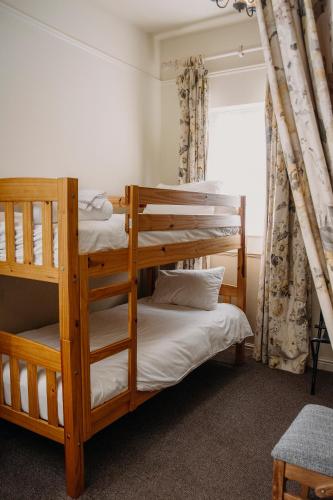 1 queen bed, 1 bunk bed