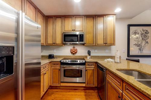 Luxury 1 Bedroom Ski In, Ski Out Mountain Vacation Rental Just Steps From The Snowflake Ski Lift In Breckenridge in Breckenridge, USA