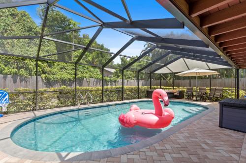Spacious & Sunny Family Gem - Heated Pool, Firepit and Game Room, Largo (foto 2)