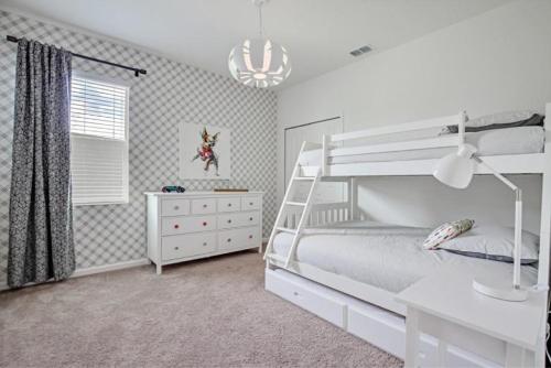 Luxury 7 bedroom home 10 minutes from Disney - image 11