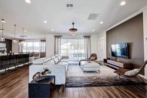Luxury 7 bedroom home 10 minutes from Disney - image 14