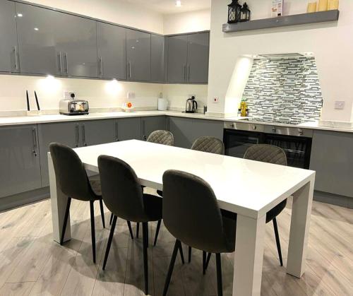 Kitchen, SA Stays in Ince