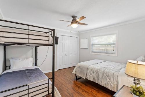 Spacious & Sunny Family Gem - Heated Pool, Firepit and Game Room, Largo (foto 9)