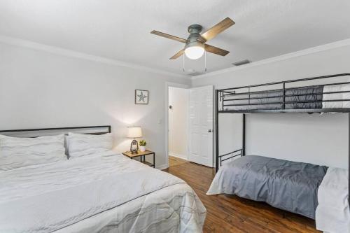 Spacious & Sunny Family Gem - Heated Pool, Firepit and Game Room in Largo, USA