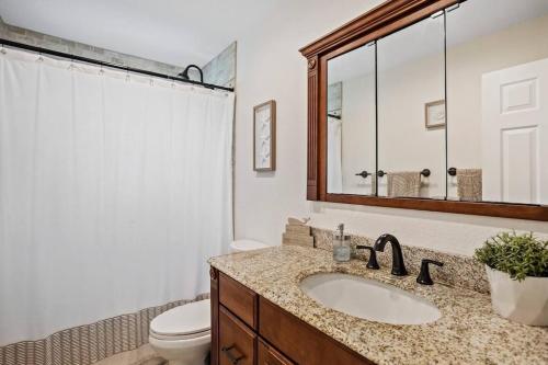 Spacious & Sunny Family Gem - Heated Pool, Firepit and Game Room, Largo (foto 7)
